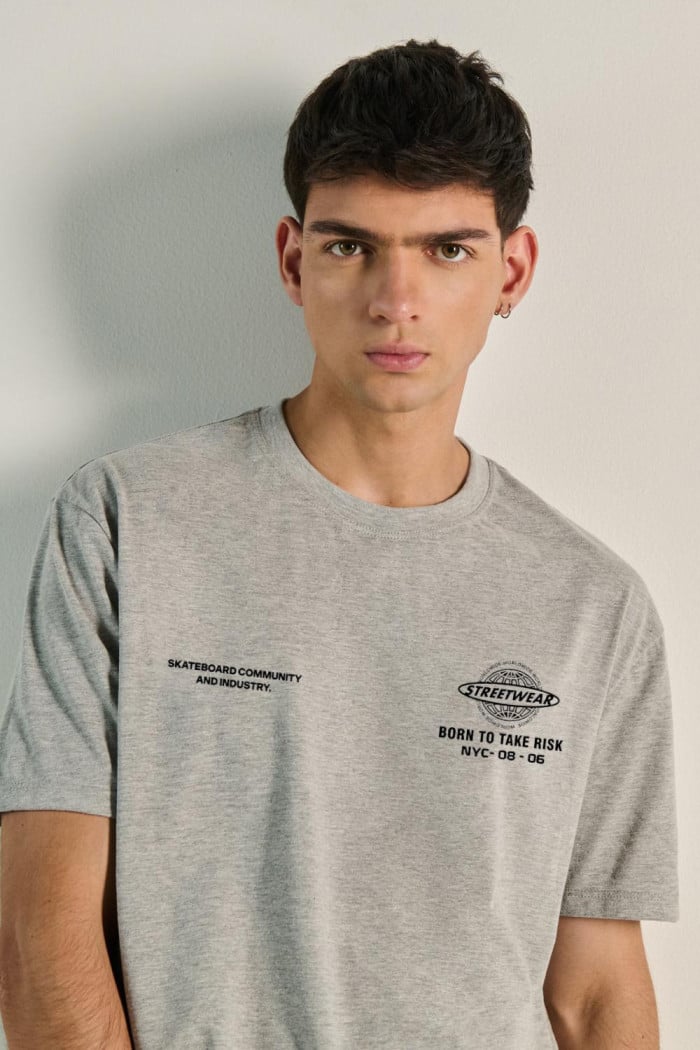 Camiseta oversize unicolor cuello redondo con diseño urbano