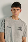 Camiseta oversize unicolor cuello redondo con diseño urbano