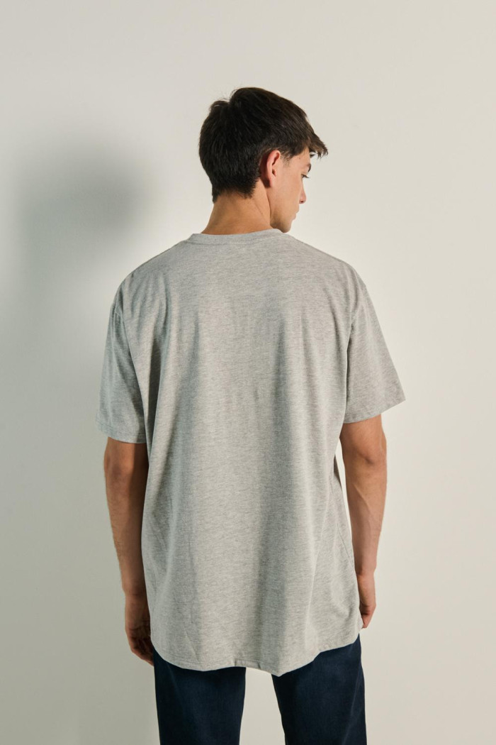 Camiseta oversize unicolor manga corta con diseño de comida