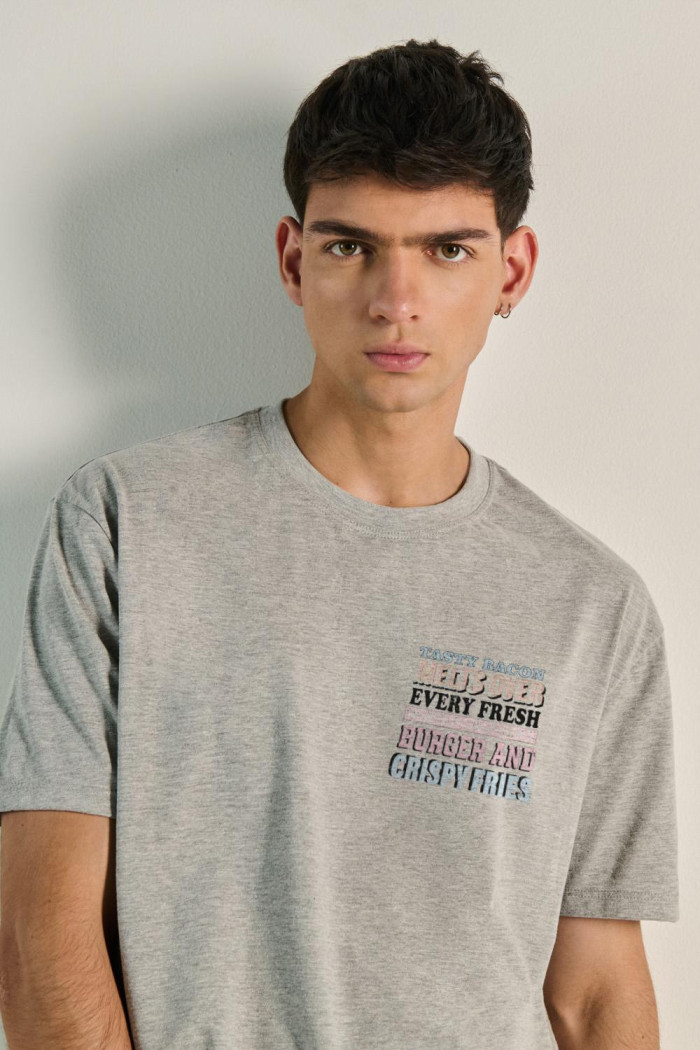 Camiseta oversize unicolor manga corta con diseño de comida