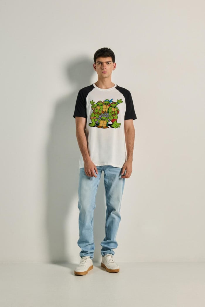 Camiseta unicolor manga ranglan con arte de Tortugas Ninja