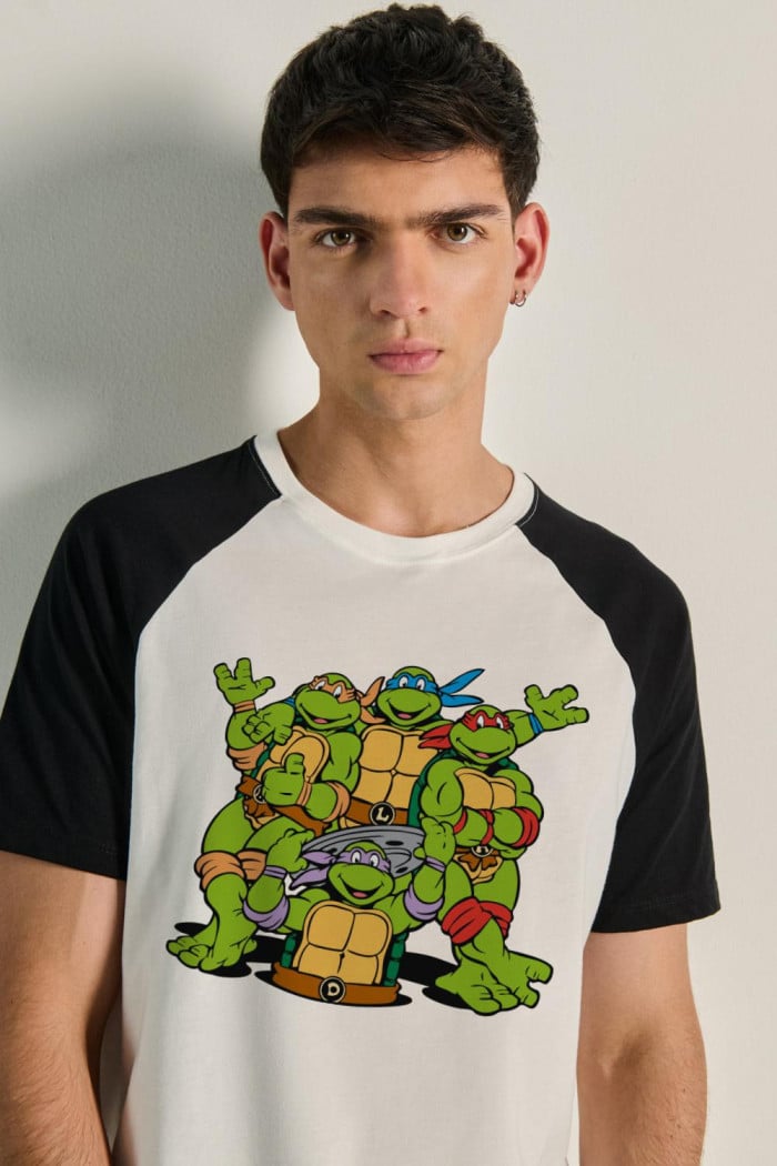 Camiseta unicolor manga ranglan con arte de Tortugas Ninja