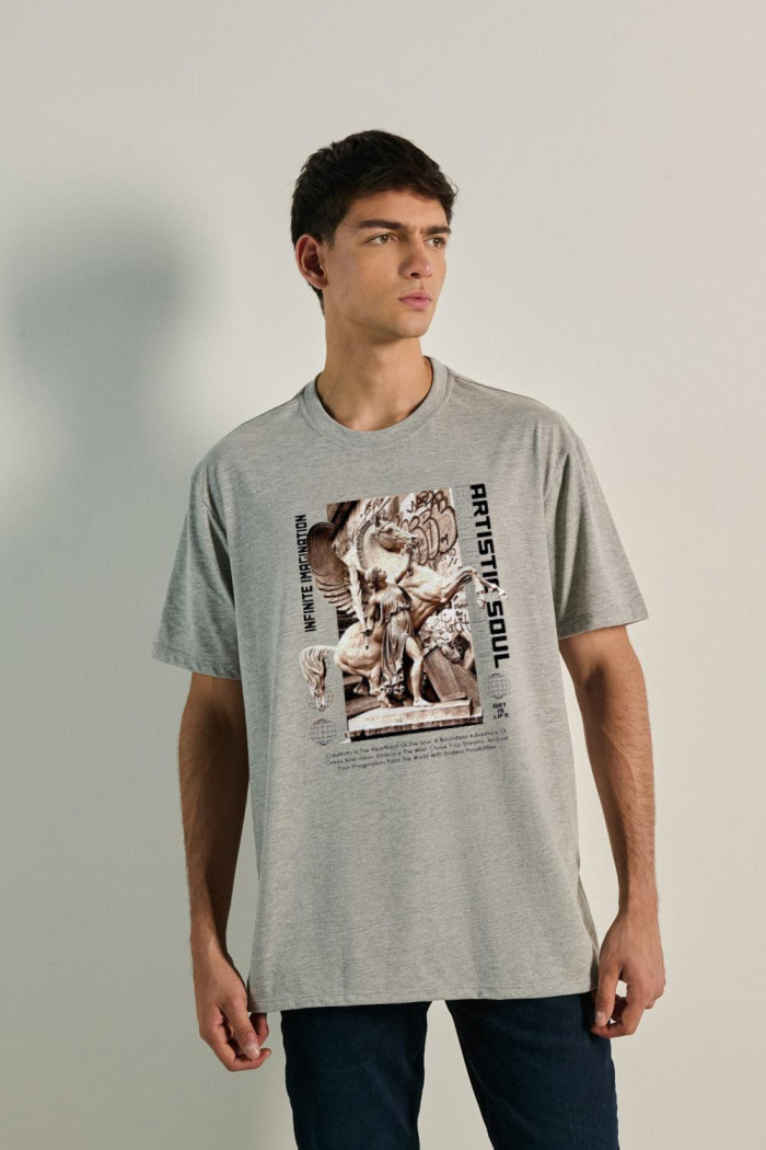 Camiseta oversize unicolor con diseño de escultura artística