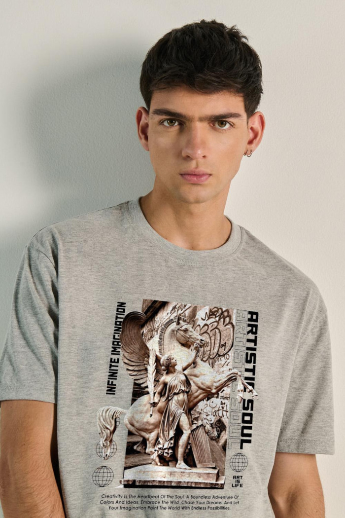 Camiseta oversize unicolor con diseño de escultura artística