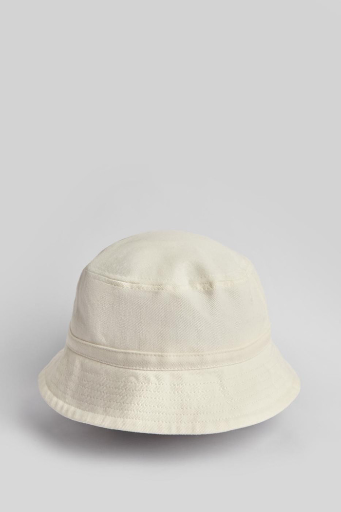 Gorro pescador crema claro con bordado en frente