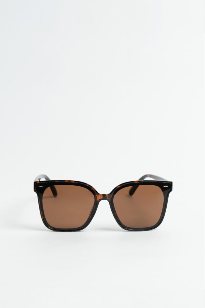 Gafas cafés oscuras de sol con marco estampado