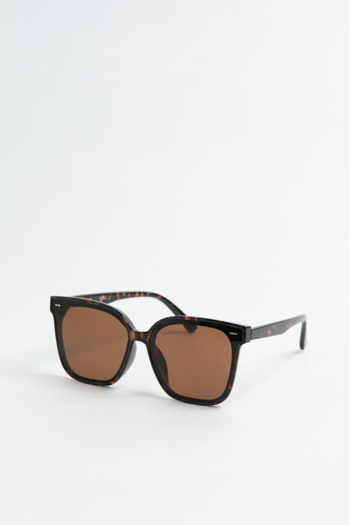 Gafas cafés oscuras de sol con marco estampado