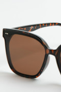 Gafas cafés oscuras de sol con marco estampado