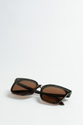 Gafas cafés oscuras de sol con marco estampado