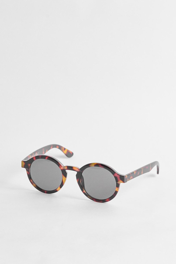 Gafas cafés de sol con marco redondo estampado