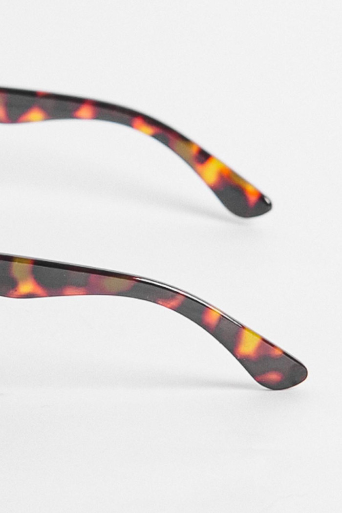 Gafas cafés de sol con marco redondo estampado