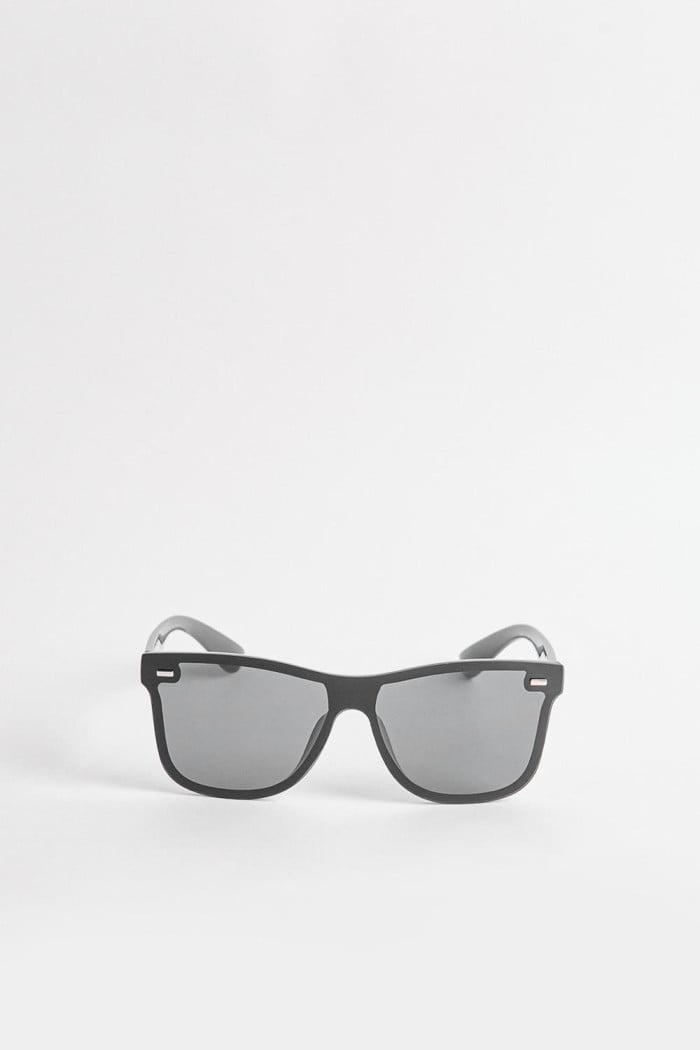 Gafas de sol negras con marco cuadrado y lentes oscuros
