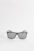 Gafas de sol negras con marco cuadrado y lentes oscuros