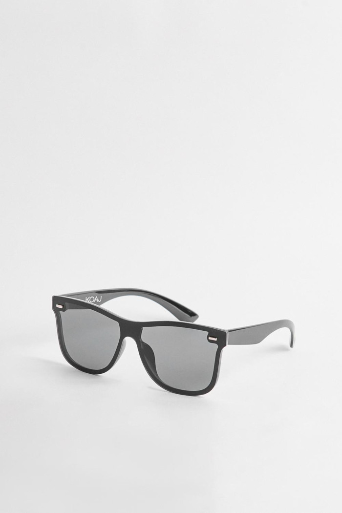 Gafas de sol negras con marco cuadrado y lentes oscuros