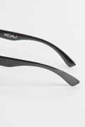 Gafas de sol negras con marco cuadrado y lentes oscuros