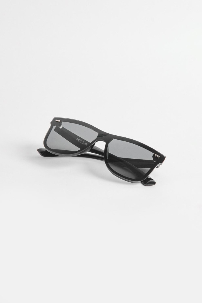 Gafas de sol negras con marco cuadrado y lentes oscuros