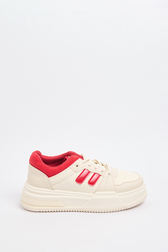 Tenis casuales cremas con contrastes rojos