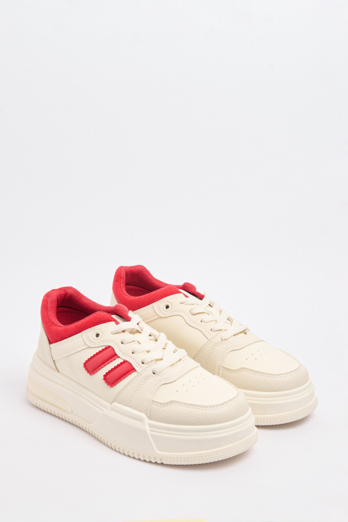 Tenis casuales cremas con contrastes rojos