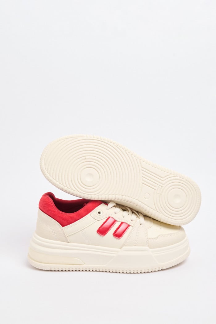 Tenis casuales cremas con contrastes rojos