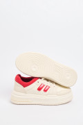 Tenis casuales cremas con contrastes rojos