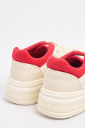 Tenis casuales cremas con contrastes rojos
