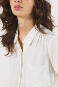 Blusa unicolor con cuello camisero y bolsillo cuadrado