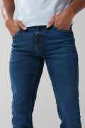 Jean azul oscuro tipo slim con tiro bajo y botón visible