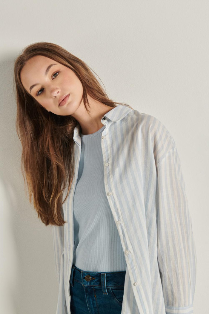Blusa a rayas unicolor oversize con manga larga