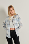 Blusa unicolor a cuadros con doble bolsillo y manga larga