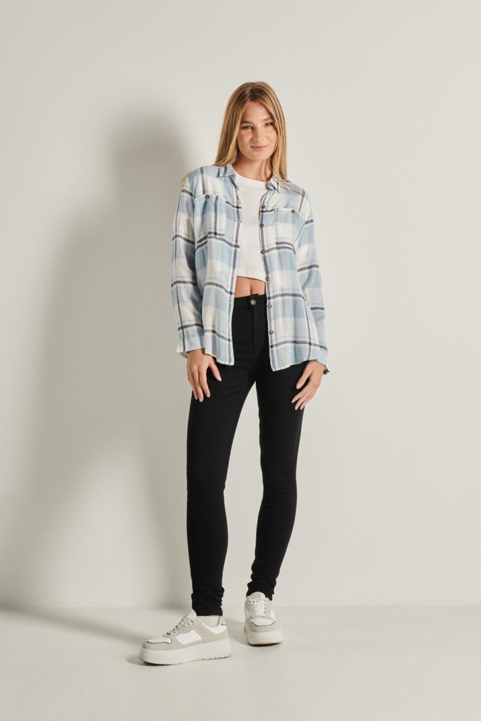 Blusa unicolor a cuadros con doble bolsillo y manga larga