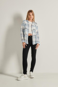 Blusa unicolor a cuadros con doble bolsillo y manga larga