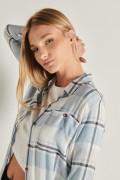 Blusa unicolor a cuadros con doble bolsillo y manga larga