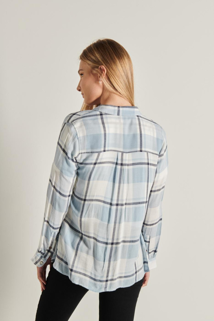 Blusa unicolor a cuadros con doble bolsillo y manga larga