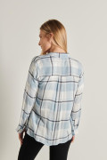 Blusa unicolor a cuadros con doble bolsillo y manga larga