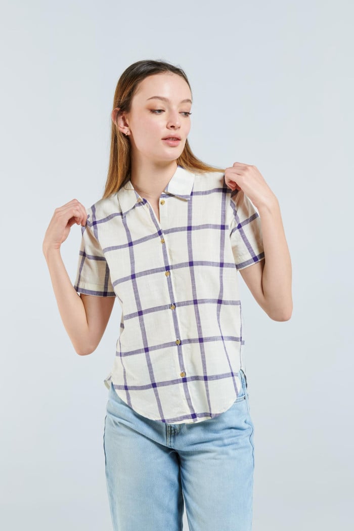 Blusa unicolor a cuadros con manga corta y prense en espalda