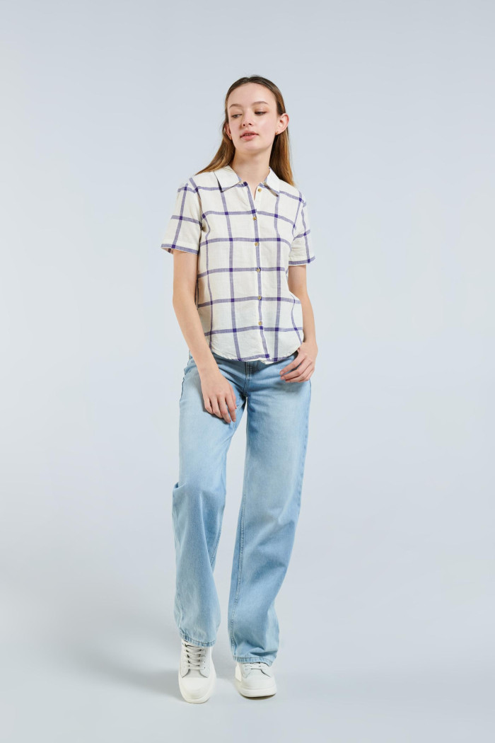 Blusa unicolor a cuadros con manga corta y prense en espalda