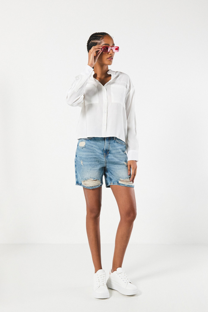 Blusa unicolor con cuello camisero, manga larga y charreteras