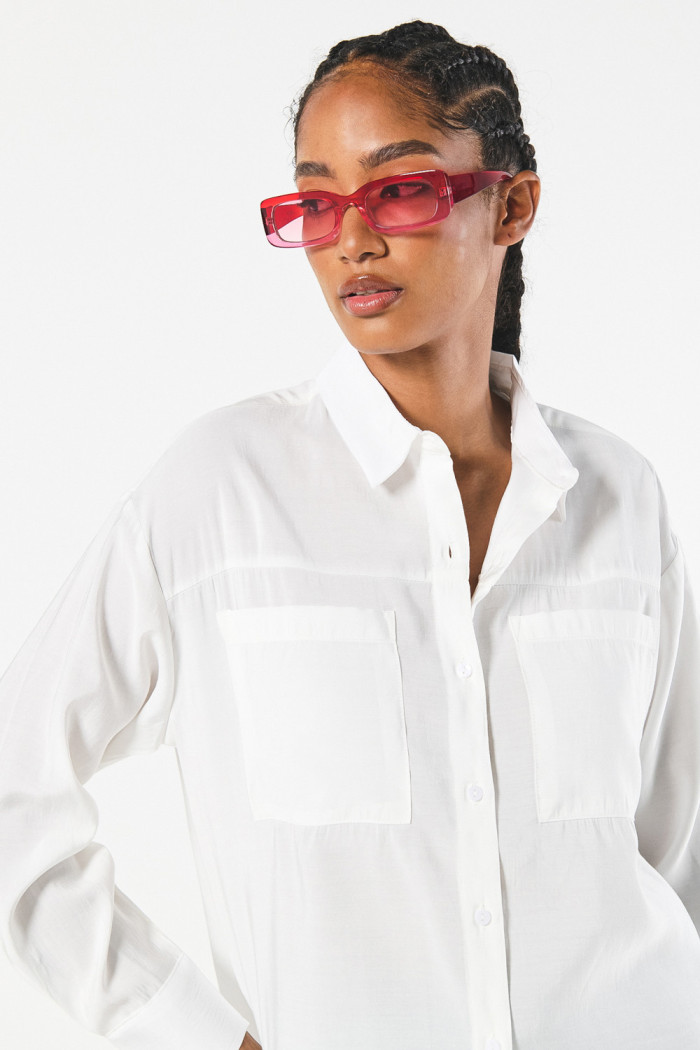 Blusa unicolor con cuello camisero, manga larga y charreteras