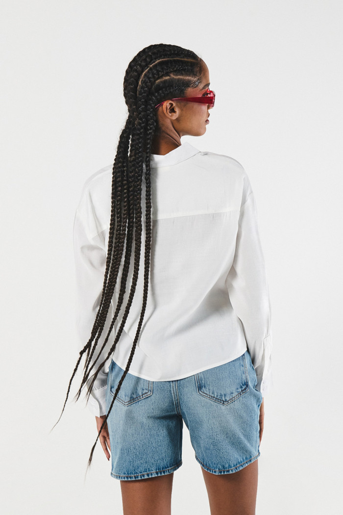 Blusa unicolor con cuello camisero, manga larga y charreteras