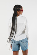Blusa unicolor con cuello camisero, manga larga y charreteras