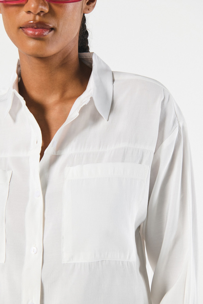 Blusa unicolor con cuello camisero, manga larga y charreteras