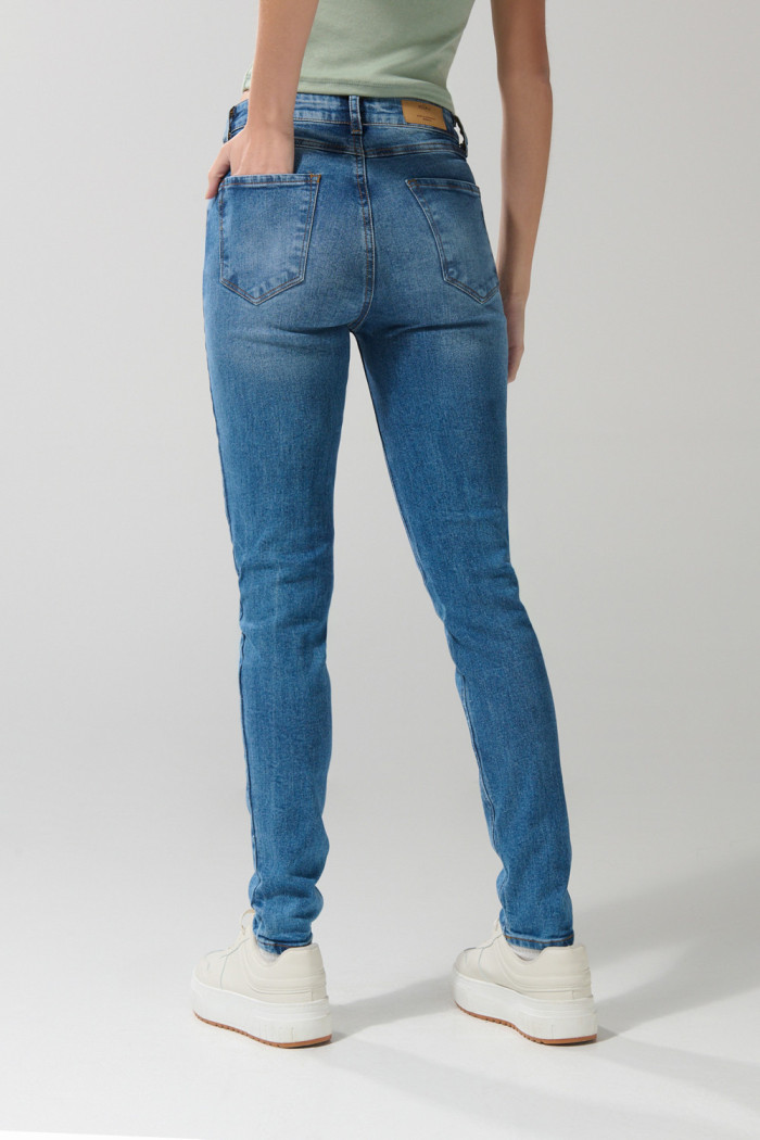 Jean tiro alto jegging azul claro con rotos y desgastes
