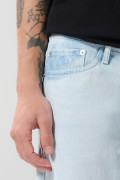 Jean tiro bajo 90´S bota recta azul claro con desgastes