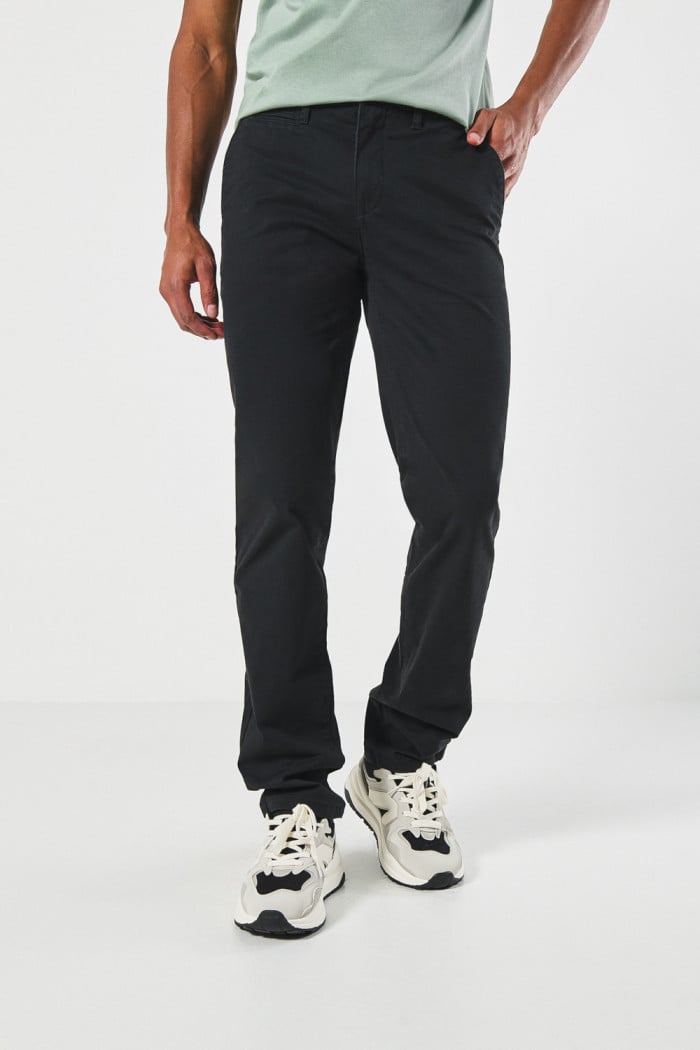 Pantalón unicolor slim en dril con bolsillos y tiro medio