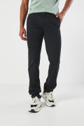 Pantalón unicolor slim en dril con bolsillos y tiro medio