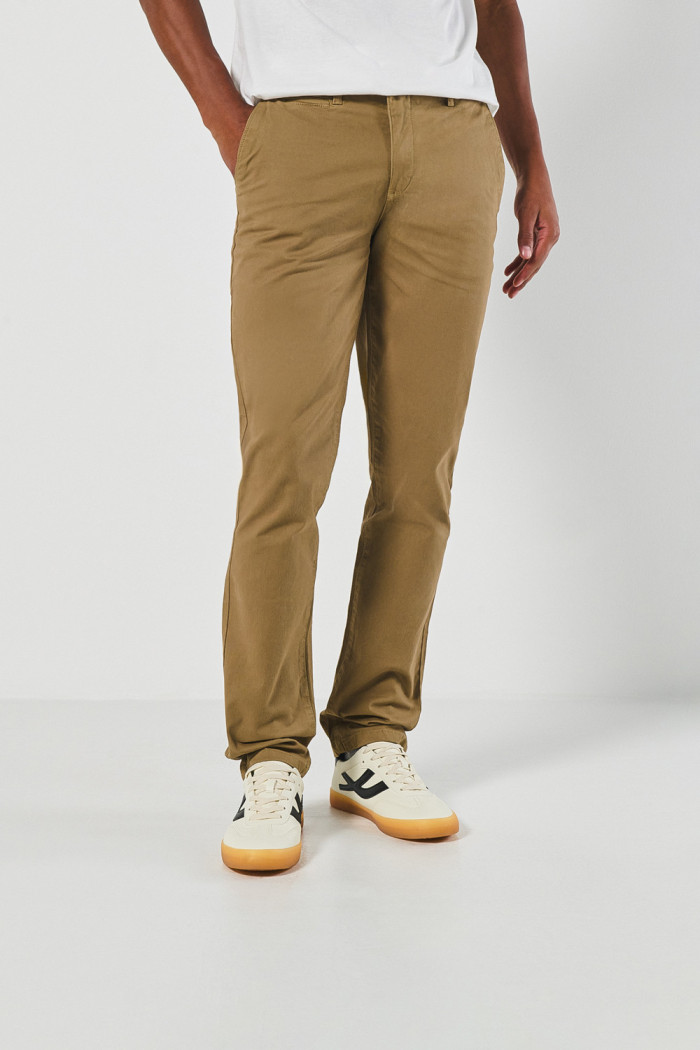 Pantalón unicolor slim en dril con bolsillos y tiro medio