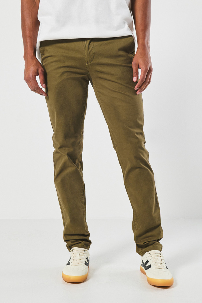 Pantalón unicolor slim en dril con bolsillos y tiro medio