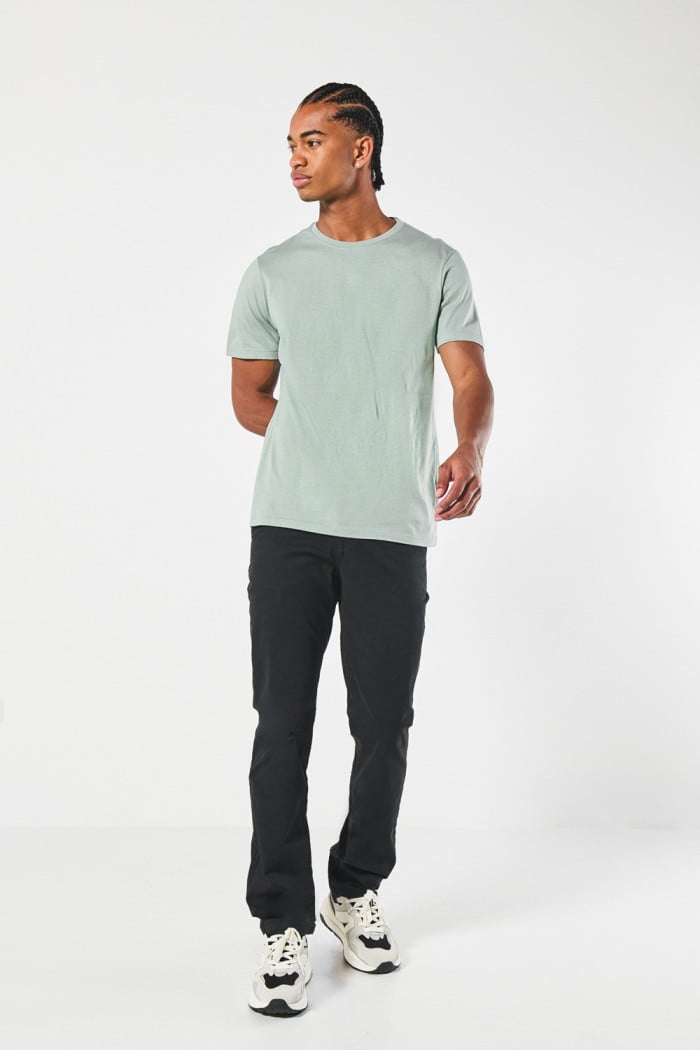 Pantalón unicolor slim en dril con bolsillos y tiro medio