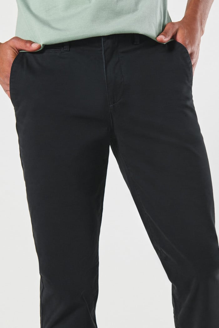 Pantalón unicolor slim en dril con bolsillos y tiro medio