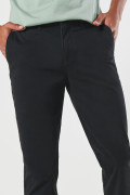 Pantalón unicolor slim en dril con bolsillos y tiro medio